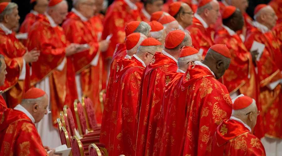 Cardenales en la Basilica de San Pedro