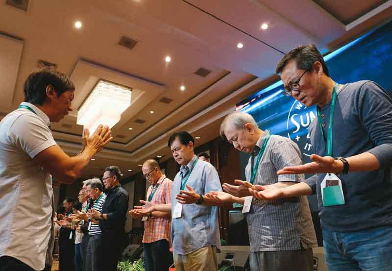 LoveSingapore leaders praying
