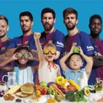 Jugadores del FC Barcelona promocionando una mejor alimentación de niños y adolescentes.