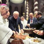 El obispo luterano Karl-Hinrich Manzke, de la Federación de Iglesias Evangélicas Luteranas en Alemania, y el arzobispo de Trento, Lauro Tisi, en la catedral de Trento durante una oración ecuménica.