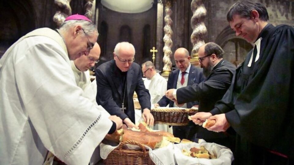 El obispo luterano Karl-Hinrich Manzke, de la Federación de Iglesias Evangélicas Luteranas en Alemania, y el arzobispo de Trento, Lauro Tisi, en la catedral de Trento durante una oración ecuménica.