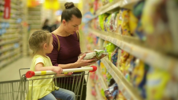 mujer lee etiqueta en el supermercado