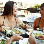 mujeres comiendo